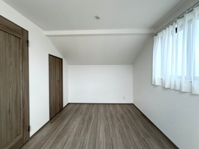下町らしい温かみと静けさが共存する街。それが、東久保町。つまるところ、人間として住む上での最適解。な【西区東久保町新築戸建】の洋室|個人の部屋や寝室として使える洋室です