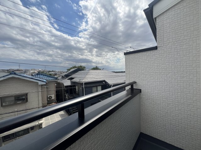 下町らしい温かみと静けさが共存する街。それが、東久保町。つまるところ、人間として住む上での最適解。な【西区東久保町新築戸建】のバルコニー|バルコニーがあります