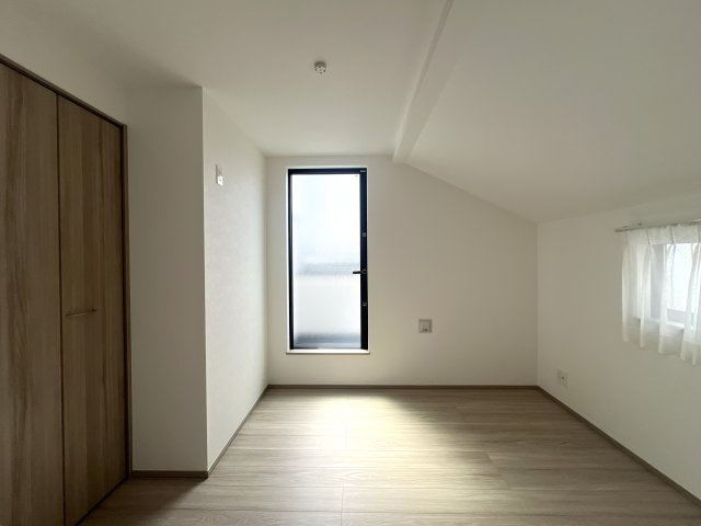 下町らしい温かみと静けさが共存する街。それが、東久保町。つまるところ、人間として住む上での最適解。な【西区東久保町新築戸建】の洋室|落ち着いた色調の洋室です