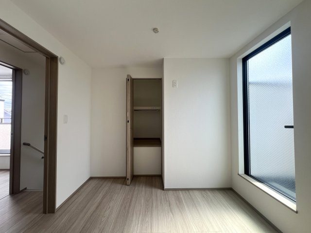 下町らしい温かみと静けさが共存する街。それが、東久保町。つまるところ、人間として住む上での最適解。な【西区東久保町新築戸建】の洋室|広々とした洋室です
