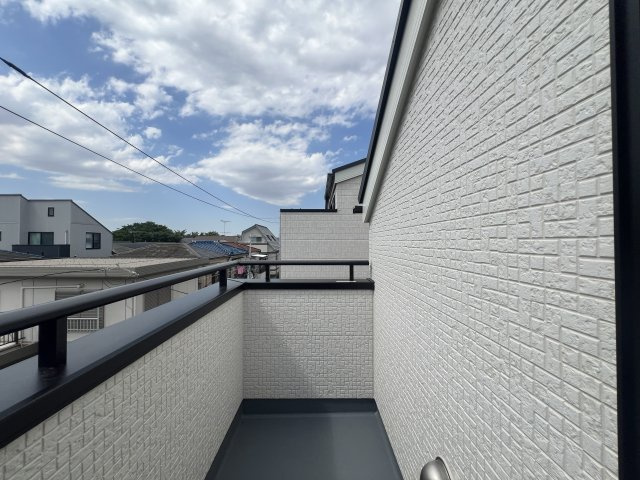 下町らしい温かみと静けさが共存する街。それが、東久保町。つまるところ、人間として住む上での最適解。な【西区東久保町新築戸建】のバルコニー|外からの目が気にならないバルコニーで洗濯物が干せます
