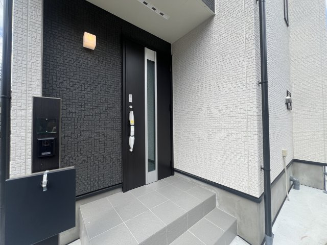 下町らしい温かみと静けさが共存する街。それが、東久保町。つまるところ、人間として住む上での最適解。な【西区東久保町新築戸建】の玄関|明るい玄関です