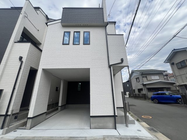 下町らしい温かみと静けさが共存する街。それが、東久保町。つまるところ、人間として住む上での最適解。な【西区東久保町新築戸建】の外観|きれいな外観です