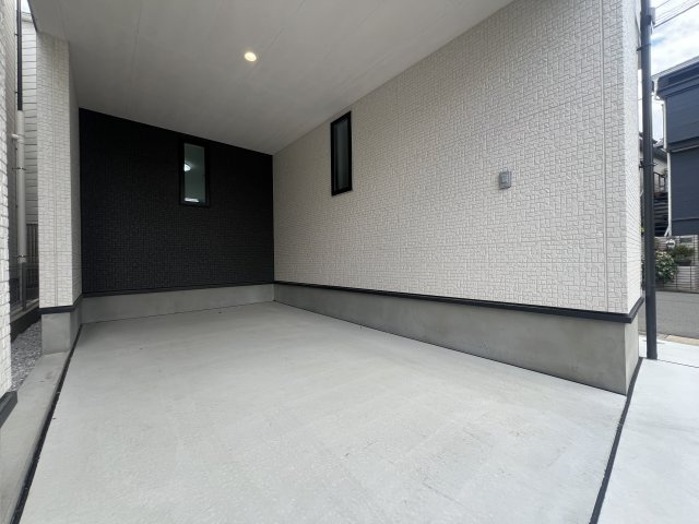 下町らしい温かみと静けさが共存する街。それが、東久保町。つまるところ、人間として住む上での最適解。な【西区東久保町新築戸建】の駐車場|駐車場の用意があります