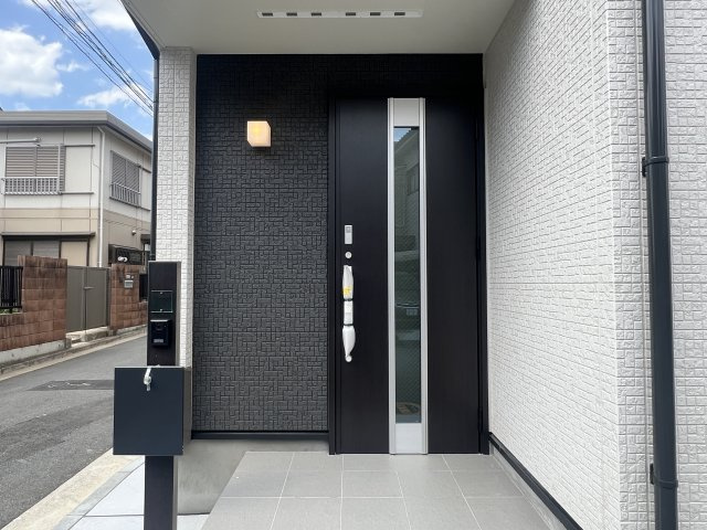 下町らしい温かみと静けさが共存する街。それが、東久保町。つまるところ、人間として住む上での最適解。な【西区東久保町新築戸建】の玄関|シンプルで使いやすい玄関です