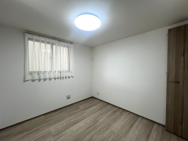 下町らしい温かみと静けさが共存する街。それが、東久保町。つまるところ、人間として住む上での最適解。な【西区東久保町新築戸建】の洋室|広々とした洋室です