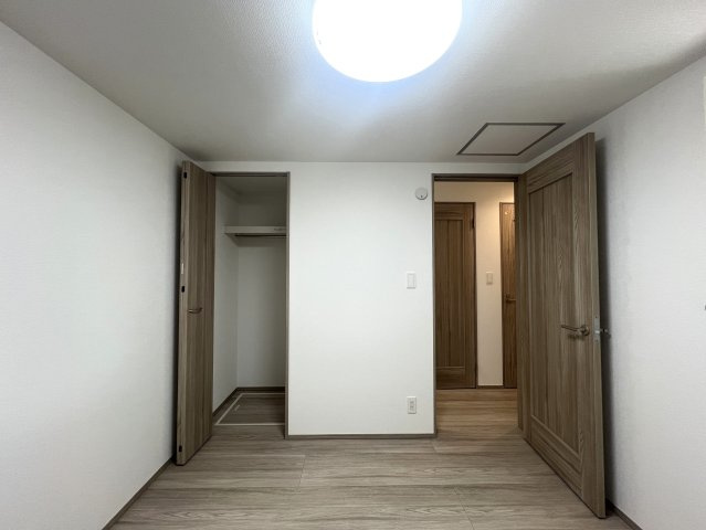 下町らしい温かみと静けさが共存する街。それが、東久保町。つまるところ、人間として住む上での最適解。な【西区東久保町新築戸建】の洋室|きれいな洋室です