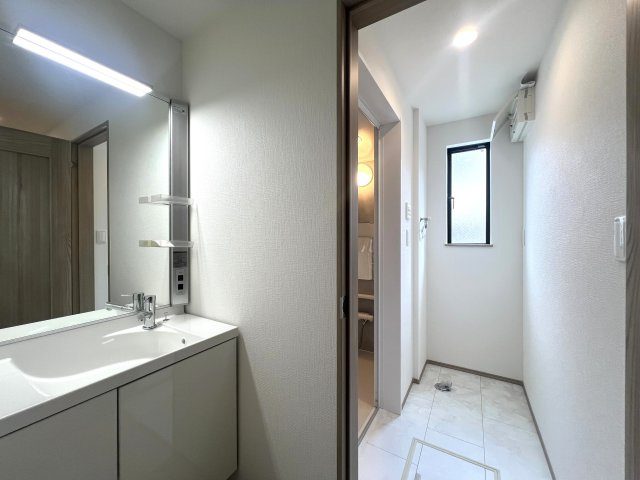 下町らしい温かみと静けさが共存する街。それが、東久保町。つまるところ、人間として住む上での最適解。な【西区東久保町新築戸建】の独立洗面台|独立洗面化粧台付き