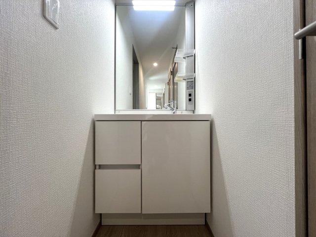 下町らしい温かみと静けさが共存する街。それが、東久保町。つまるところ、人間として住む上での最適解。な【西区東久保町新築戸建】の独立洗面台|独立洗面台です