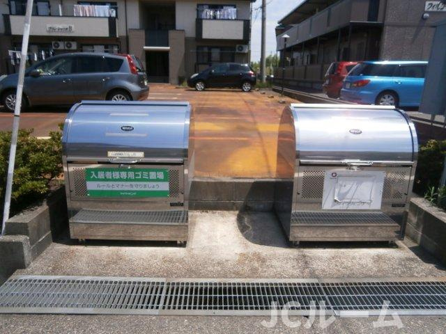 グランシャリオ Bの駐車場