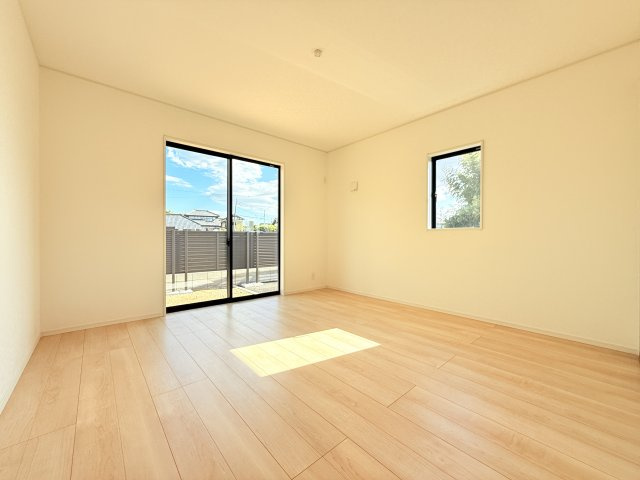 つくば市若森第1　新築戸建　3号棟の洋室|家具や小物を合わせやすいシンプルデザイン♪
広さや日当たりなど、写真では伝えきれない部分を現地で確認してみませんか？