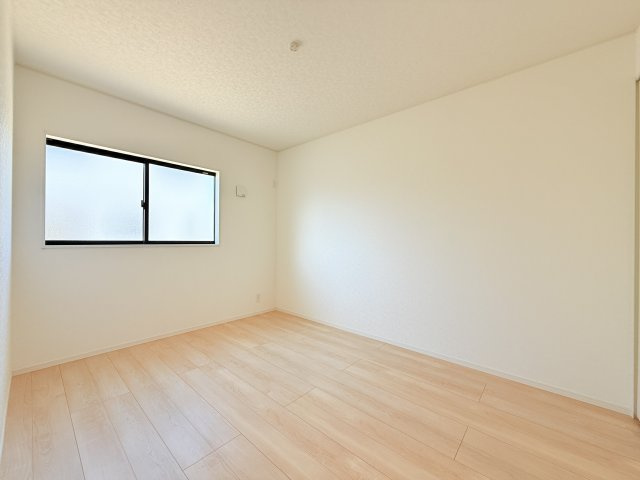 つくば市若森第1　新築戸建　3号棟の洋室|家具や小物を合わせやすいシンプルデザイン♪
広さや日当たりなど、写真では伝えきれない部分を現地で確認してみませんか？