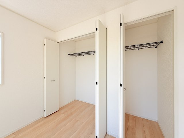 つくば市若森第1　新築戸建　3号棟の収納|普段使いのお洋服や小物はもちろん、季節物のお洋服などもしっかりと整理整頓おしまい頂けます。居室空間をより広く隅々までお使いいただけますね。