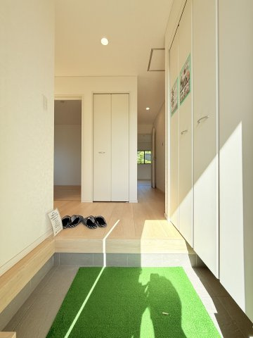 つくば市若森第1　新築戸建　3号棟の玄関|気持ちの良い一日の始まりは笑顔でスタートしたいですよね。玄関ホールがスッキリ広々としていると帰る時も出ていく時も気持ちが良いものです！