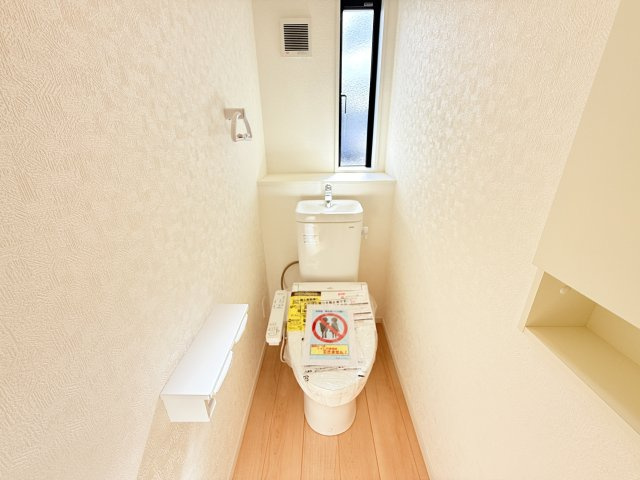 つくば市若森第1　新築戸建　3号棟のトイレ|サッとひと拭きで汚れがつるんと落ちるシャワートイレ。温便座なので１年中快適に使えます。