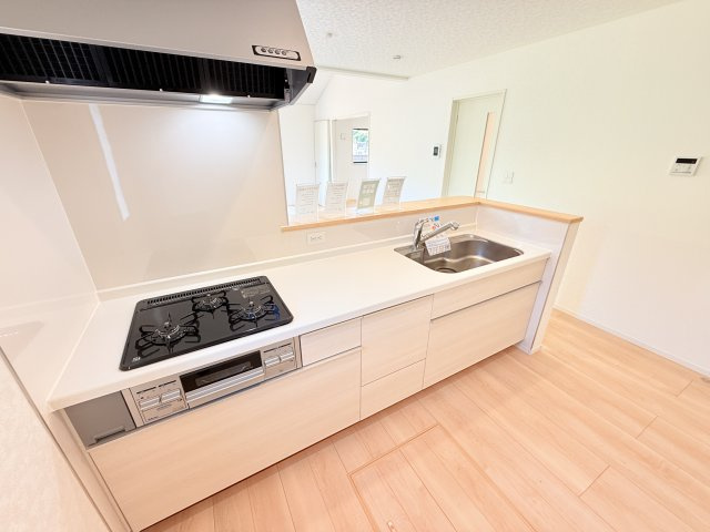 つくば市若森第1　新築戸建　3号棟のキッチン|家族とのコミュニケーションや小さいお子さんの様子を見守りながら安心して料理ができます。洗練されたスタイリッシュなデザインと使い勝手を追求した設備、豊富な収納力も大満足です。