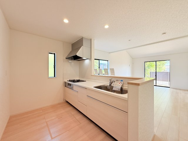 つくば市若森第1　新築戸建　3号棟のキッチン|家族とのコミュニケーションや小さいお子さんの様子を見守りながら安心して料理ができます。洗練されたスタイリッシュなデザインと使い勝手を追求した設備、豊富な収納力も大満足です。