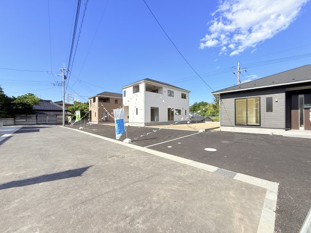 つくば市若森第1　新築戸建　3号棟の前面道路含む現地写真|実際に現地で周辺環境や街並み、近隣のスーパーや通学路の安全性、病院、公園・・・など生活のイメージをご確認ください！