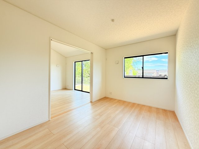 つくば市若森第1　新築戸建　3号棟の洋室|家具や小物を合わせやすいシンプルデザイン♪
広さや日当たりなど、写真では伝えきれない部分を現地で確認してみませんか？