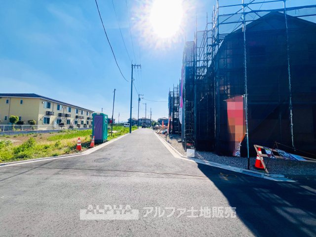~武蔵村山中原8棟分譲地~ Newly built houseの前面道路含む現地写真|【Living room】
◆時を忘れる場所◆ここにはみんなが集い、食事と楽しい会話が始まる。話に夢中になりすぎて、ついつい時を忘れ夜半過ぎになってしまう。そんな束の間の幸せを感じさせてくれる場所。