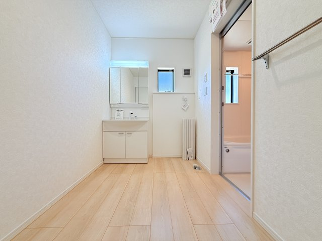 つくば市若森第1　新築戸建　4号棟の独立洗面台|収納力と機能性に優れたお手入れラクラクのゆったりとした洗面台で、朝の忙しい時間でも身支度準備がスムーズです。