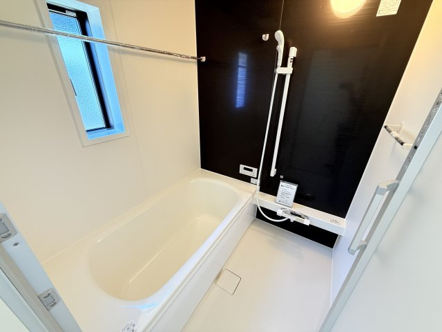つくば市若森第1　新築戸建　4号棟の浴室|浴室暖房乾燥機付きで冬場のお風呂もあったか快適！乾燥モードを使えば浴室内で洗濯物を乾かせます。
