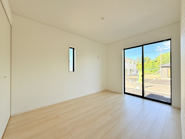 つくば市若森第1　新築戸建　4号棟の洋室|家具や小物を合わせやすいシンプルデザイン♪
広さや日当たりなど、写真では伝えきれない部分を現地で確認してみませんか？