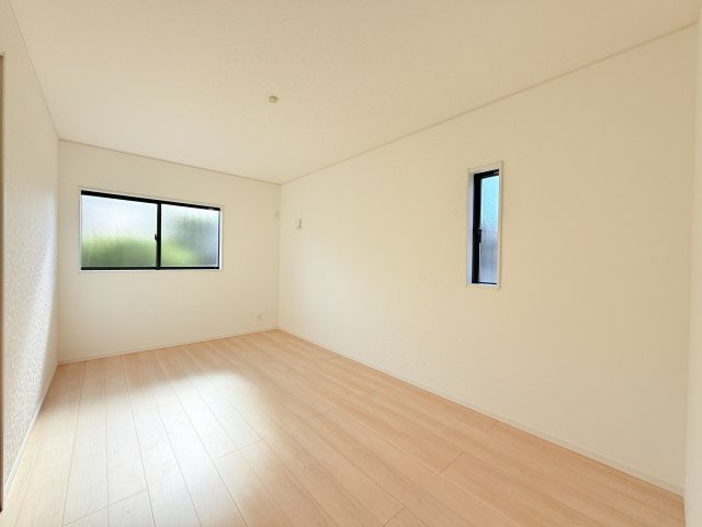 つくば市若森第1　新築戸建　4号棟の洋室|家具や小物を合わせやすいシンプルデザイン♪
広さや日当たりなど、写真では伝えきれない部分を現地で確認してみませんか？