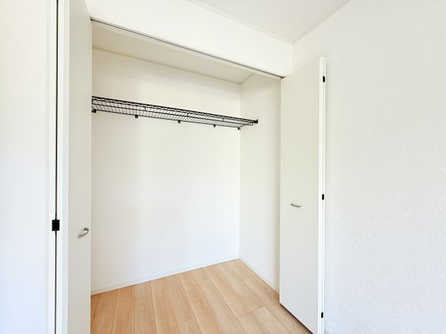 つくば市若森第1　新築戸建　4号棟の収納|普段使いのお洋服や小物はもちろん、季節物のお洋服などもしっかりと整理整頓おしまい頂けます。居室空間をより広く隅々までお使いいただけますね。