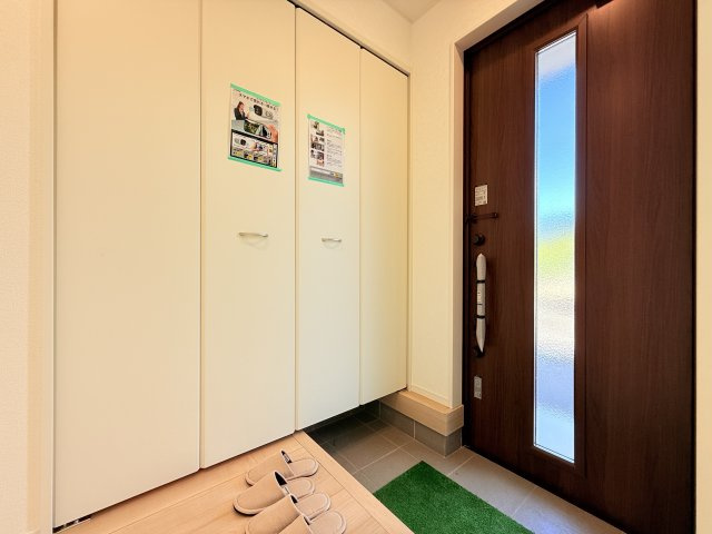 つくば市若森第1　新築戸建　4号棟の玄関|気持ちの良い一日の始まりは笑顔でスタートしたいですよね。玄関ホールがスッキリ広々としていると帰る時も出ていく時も気持ちが良いものです！