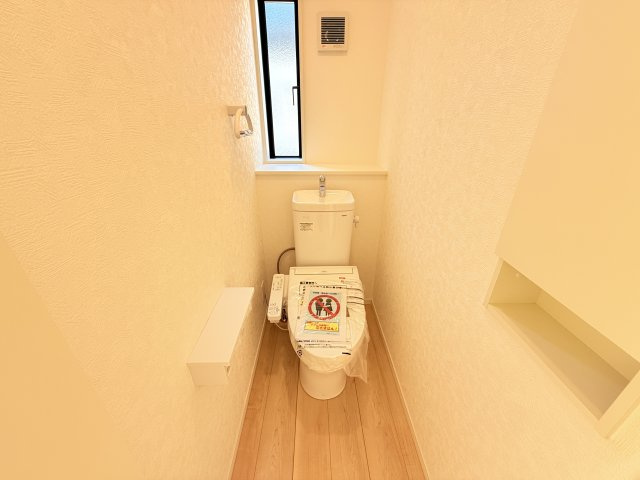 つくば市若森第1　新築戸建　4号棟のトイレ|サッとひと拭きで汚れがつるんと落ちるシャワートイレ。温便座なので１年中快適に使えます。