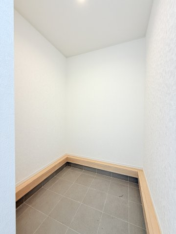 つくば市若森第1　新築戸建　4号棟の収納|普段使いのお洋服や小物はもちろん、季節物のお洋服などもしっかりと整理整頓おしまい頂けます。居室空間をより広く隅々までお使いいただけますね。