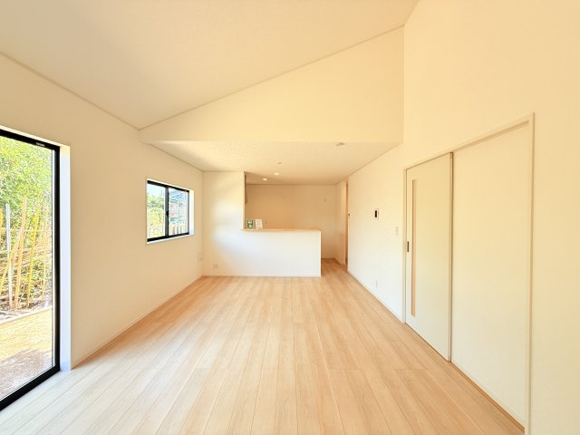 つくば市若森第1　新築戸建　4号棟の居間・リビング|家族とのコミュニケーションや小さいお子さんの様子を見守りながら安心して料理ができます。洗練されたスタイリッシュなデザインと使い勝手を追求した設備、豊富な収納力も大満足です。