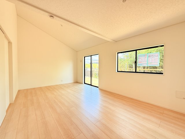 つくば市若森第1　新築戸建　4号棟の居間・リビング|広々としたＬＤＫ♪
家具を置いても窮屈感を感じず過ごせます。
