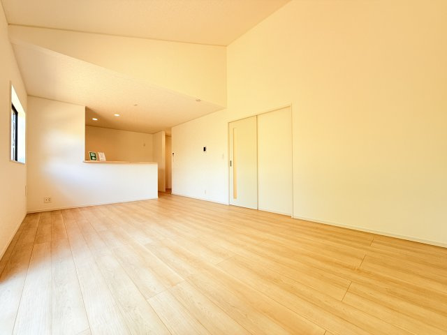 つくば市若森第1　新築戸建　4号棟の居間・リビング|広々としたＬＤＫ♪
家具を置いても窮屈感を感じず過ごせます。