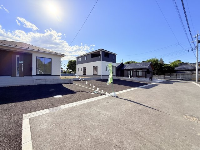 つくば市若森第1　新築戸建　4号棟の前面道路含む現地写真|実際に現地で周辺環境や街並み、近隣のスーパーや通学路の安全性、病院、公園・・・など生活のイメージをご確認ください！