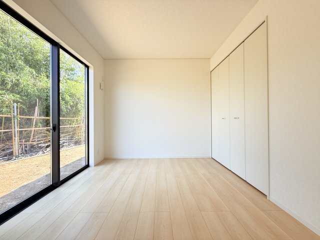 つくば市若森第1　新築戸建　4号棟の洋室|家具や小物を合わせやすいシンプルデザイン♪
広さや日当たりなど、写真では伝えきれない部分を現地で確認してみませんか？
