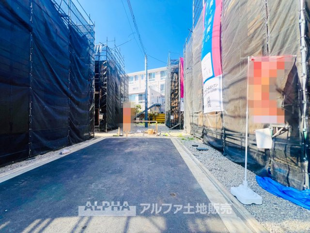 ~武蔵村山中原8棟分譲地~ Newly built houseの前面道路含む現地写真|【Living room】
◆時を忘れる場所◆ここにはみんなが集い、食事と楽しい会話が始まる。話に夢中になりすぎて、ついつい時を忘れ夜半過ぎになってしまう。そんな束の間の幸せを感じさせてくれる場所。