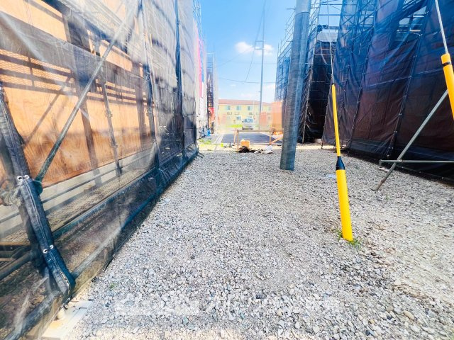 ~武蔵村山中原8棟分譲地~ Newly built houseの前面道路含む現地写真|【Living room】
◆時を忘れる場所◆ここにはみんなが集い、食事と楽しい会話が始まる。話に夢中になりすぎて、ついつい時を忘れ夜半過ぎになってしまう。そんな束の間の幸せを感じさせてくれる場所。