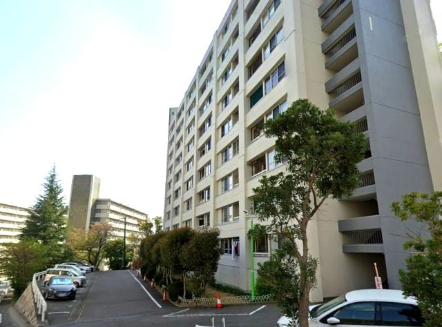 住吉台住宅1号棟の駐車場