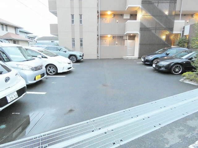 アミクール日野の駐車場