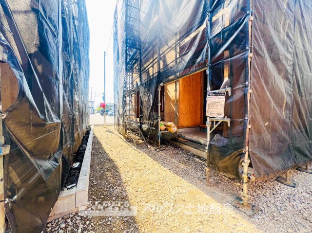 ~武蔵村山中原8棟分譲地~ Newly built houseの前面道路含む現地写真|【Living room】
◆時を忘れる場所◆ここにはみんなが集い、食事と楽しい会話が始まる。話に夢中になりすぎて、ついつい時を忘れ夜半過ぎになってしまう。そんな束の間の幸せを感じさせてくれる場所。