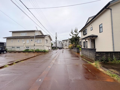 【前面道路含む現地写真】 | 新潟県長岡市中瀬1丁目　二世帯住宅　