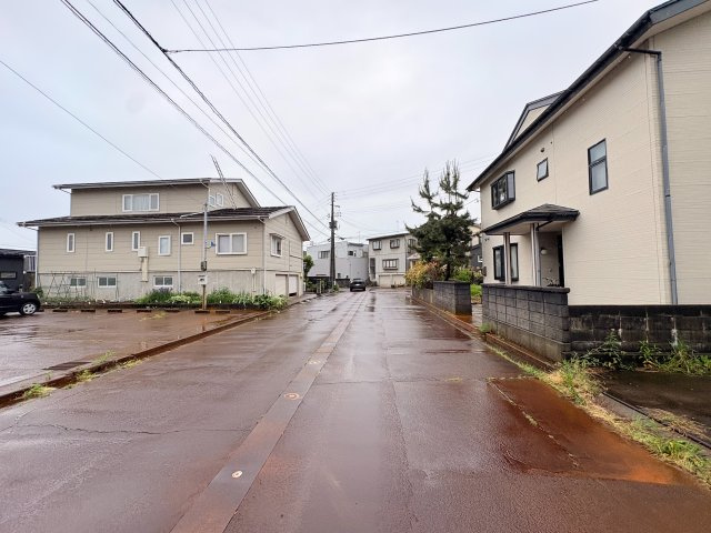 【前面道路含む現地写真】 | 新潟県長岡市中瀬1丁目　二世帯住宅　