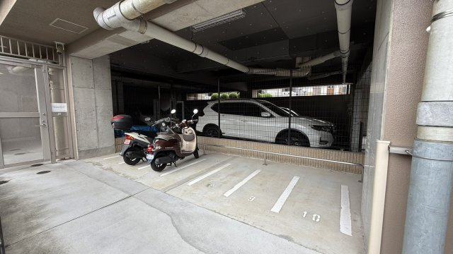 ローレルコート六甲記田町の駐車場