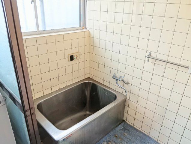 売中古戸建　静岡市葵区瀬名中央3丁目の浴室|窓が大きくて明るいですね！