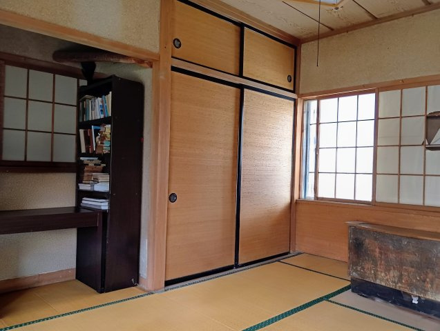 売中古戸建　静岡市葵区瀬名中央3丁目の和室|階段上がって右側の和室（6畳）は、南北両面窓なので、明るく、風通しも良好です！
