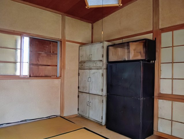 売中古戸建　静岡市葵区瀬名中央3丁目の和室|階段上がって左側の和室（6畳）も、収納スペース、窓を備えています！