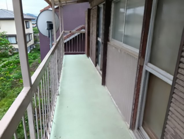 売中古戸建　静岡市葵区瀬名中央3丁目のバルコニー|2階南向きベランダは、屋根がついています！