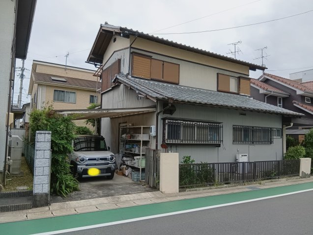 売中古戸建　静岡市葵区瀬名中央3丁目の外観|駐車場には、縦列で車2台停めることができます！